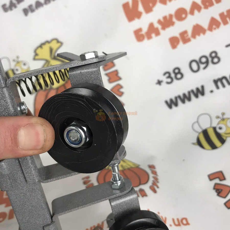 Пристрій для натягування дроту на бджолину рамку – фото