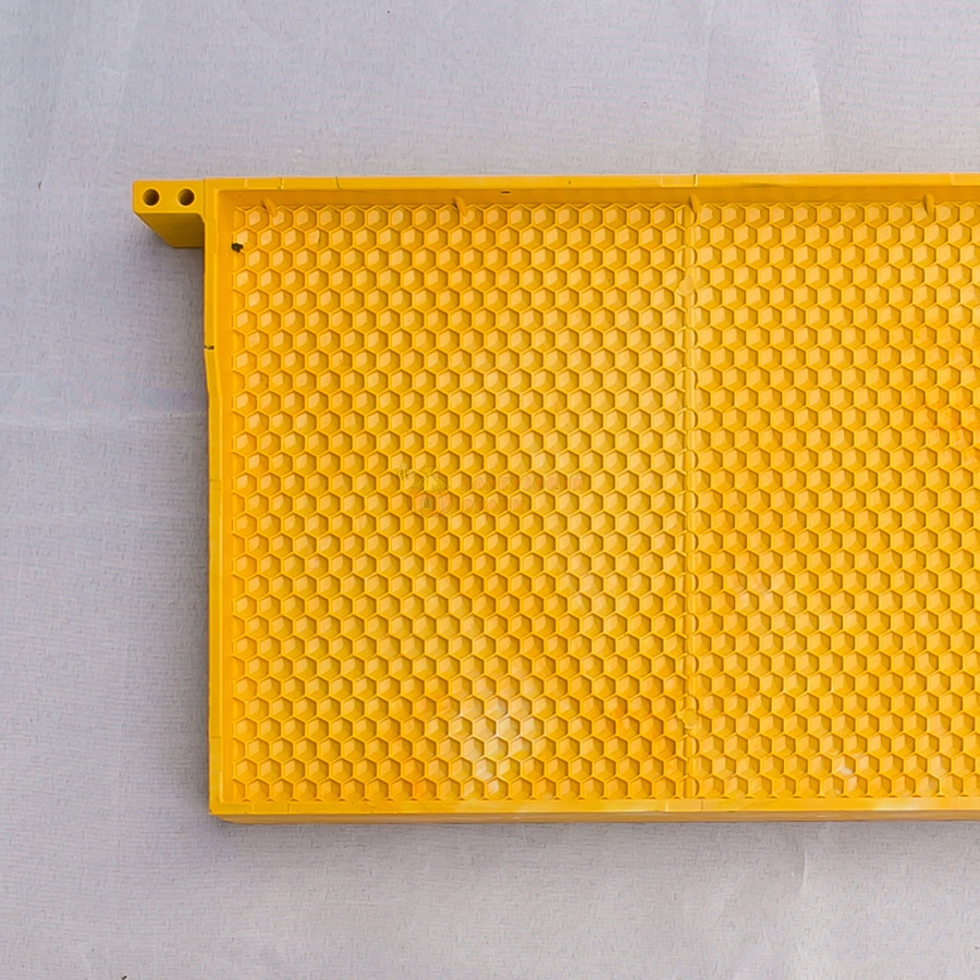 Рамка з пластиковою вощиною суцільна 145 мм ТМ "Zemlyanoy" – фото